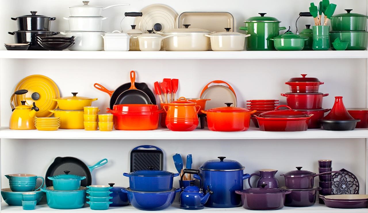 Какой цвет посуды. Le Creuset посуда. Тарелки le Creuset. Le Creuset кухня. Яркая посуда для кухни.